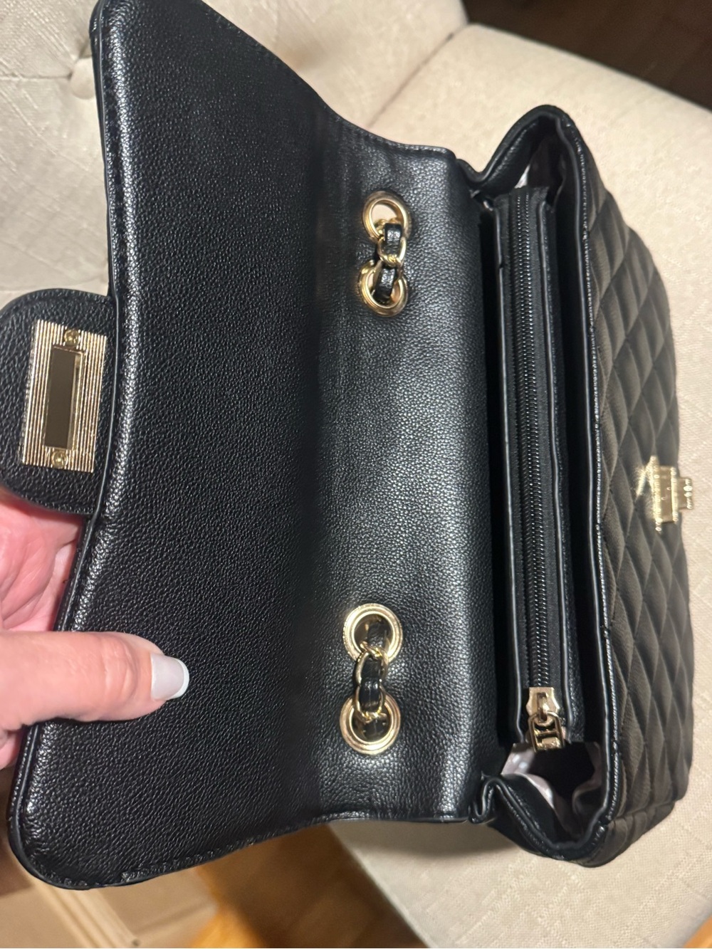 Ello Classy black Whitley Quilted Chain Shoulder Bag w/ Turn‑Lock Closure - Picture 5 of 9